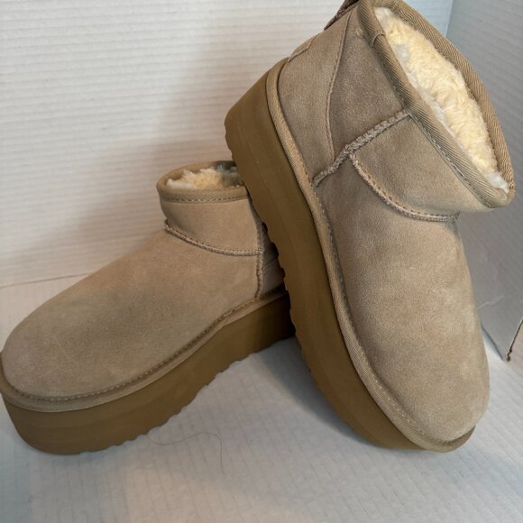 UGG Platform Boot - Picture 11 of 12